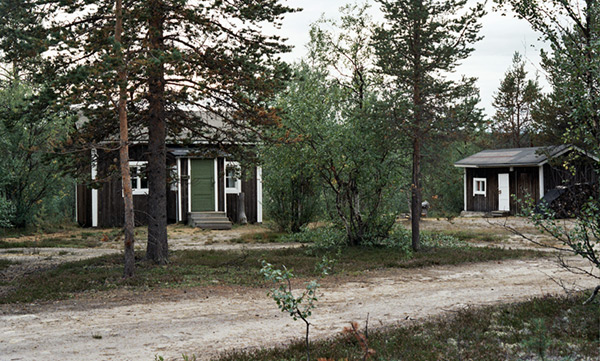 Perkkatie kulkee aivan majan vierestä ja se pidetään auki talvellakin.