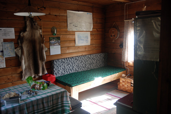 Puuhella on sekä hyvä lämmön lähde että mitä parhain keittoalusta.