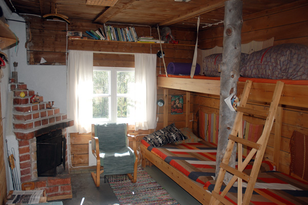 Takka antaa lämpöä ja tunnelmaa iltapimeällä.