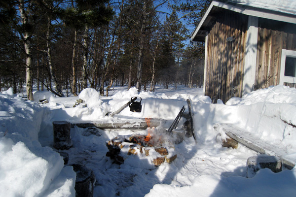 Nokipannukahvit porisemassa kevätauringon paisteessa.
