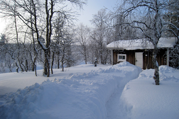 Saunapolku kutsuu hiihtolenkin jälkeen.